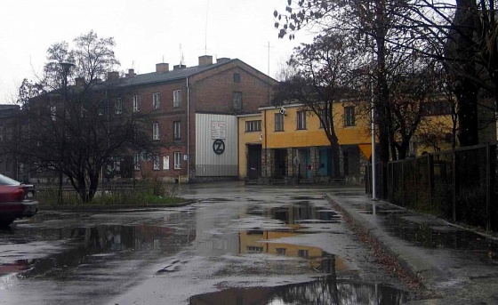 Zdjęcie. Ostrowiec Świętokrzyski. Tytuł: "Pod Starym Zakładem".