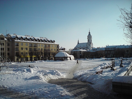 Zdjęcie. Ostrowiec Świętokrzyski. Tytuł: "Rynek w zimowej scenerii.".